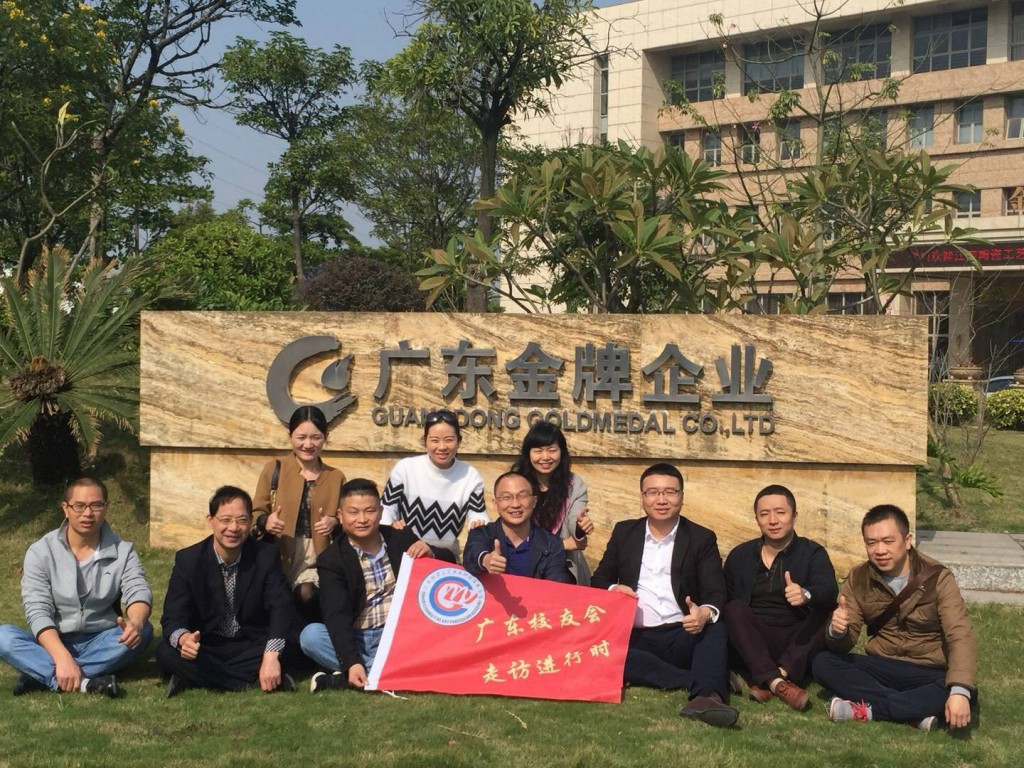 江西陶瓷工藝美院廣東校友會籌委會蒞臨德利豐家居參觀指導(dǎo)