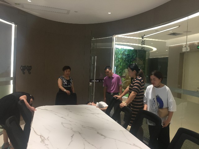 建材行業(yè)專家組團(tuán)參觀德利豐家居，探討巖板發(fā)(圖2)