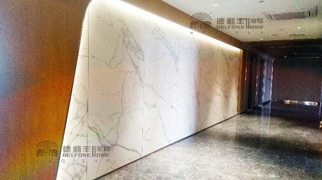 大巖板應(yīng)用案例|輕松駕馭高顏值，巖板墻面玩出(圖2)