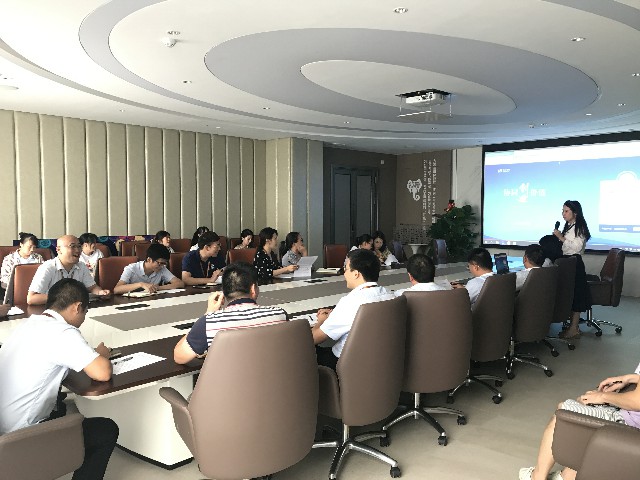 “精進(jìn)不休，提高效率”德利豐家居終端櫥柜上(圖2)