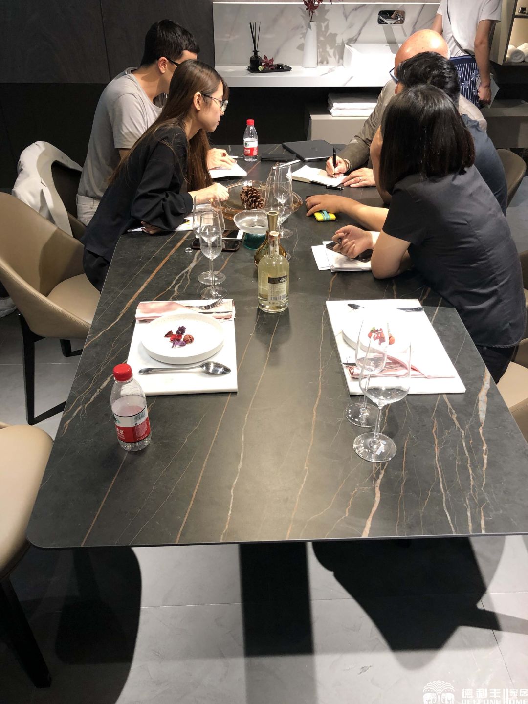 < NEWS >德利豐巖板新風(fēng)潮卷席上海國際家具展覽會(圖8) < NEWS >德利豐巖板新風(fēng)潮卷席上海國際家具展覽會(圖8)